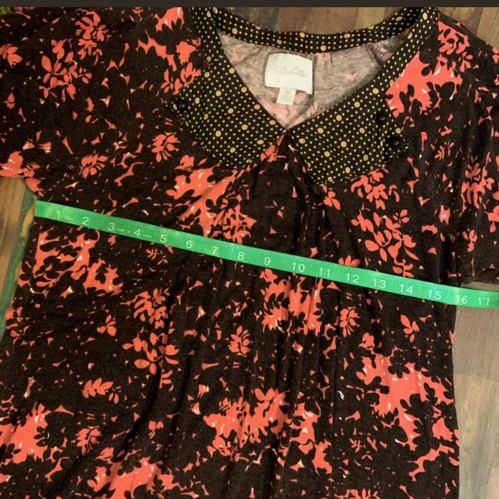 Deletta ANTHROPOLOGIE| Size medium |Printed floral V-Neck top. - Picture 2 of 4